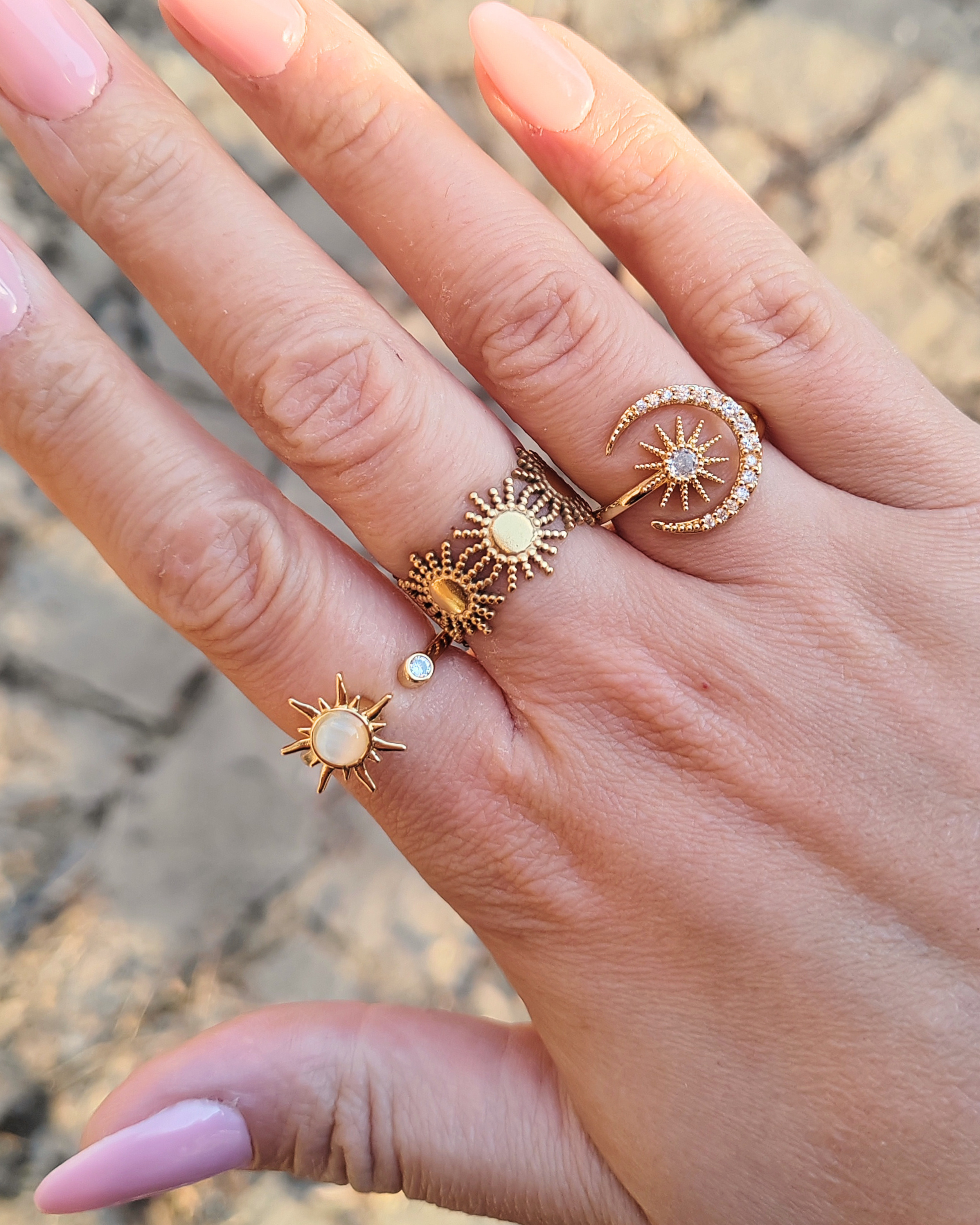 Anello a fascia "Noctis Aura", ispirato alla magia di una notte stellata.